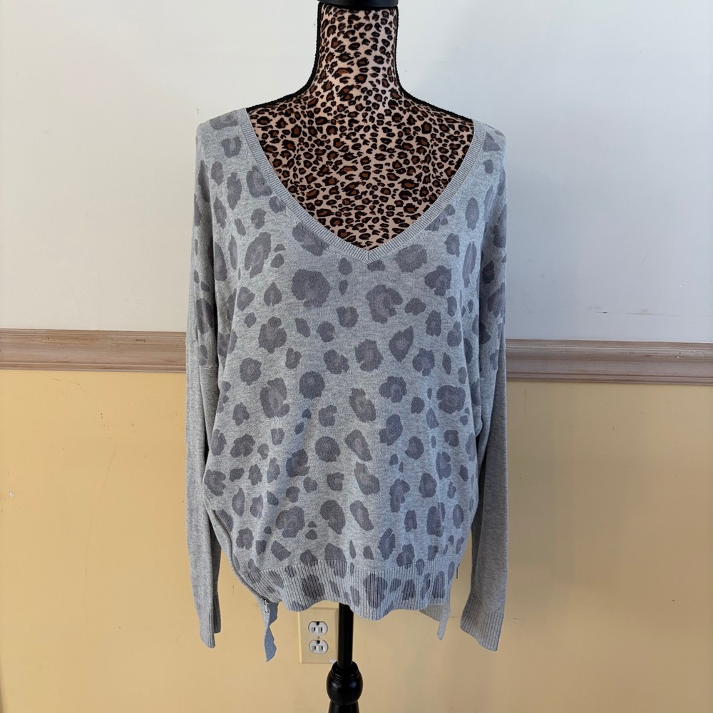 Express Women Grey Leopard Print V-Neck Cotton Sweater Side Zip Small EXCN-601CC